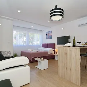 Two New By The Town Center Apartament