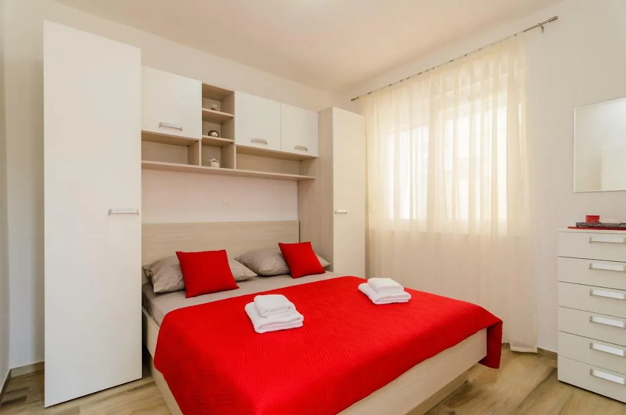 Apartments Filip ザダル
