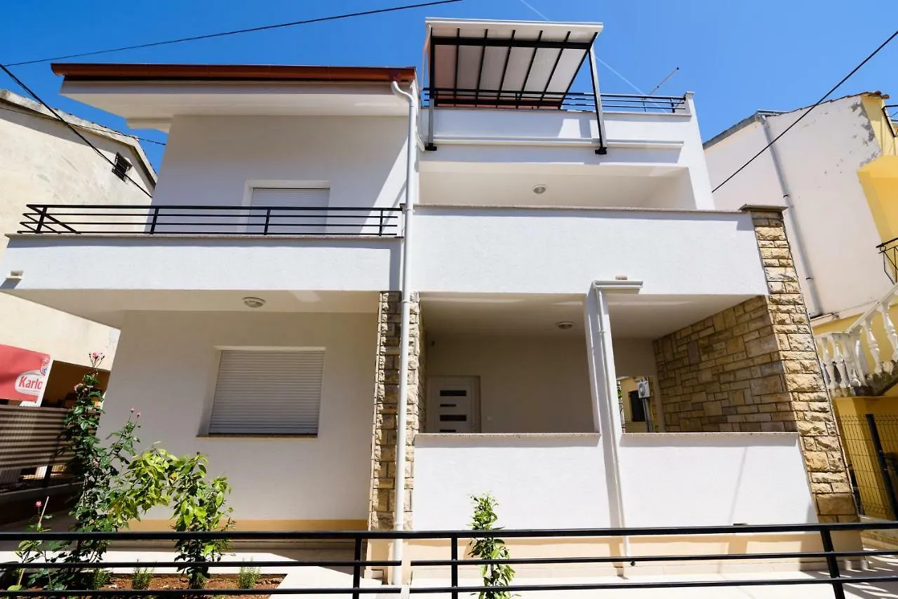 Apartments Filip ザダル 0*,